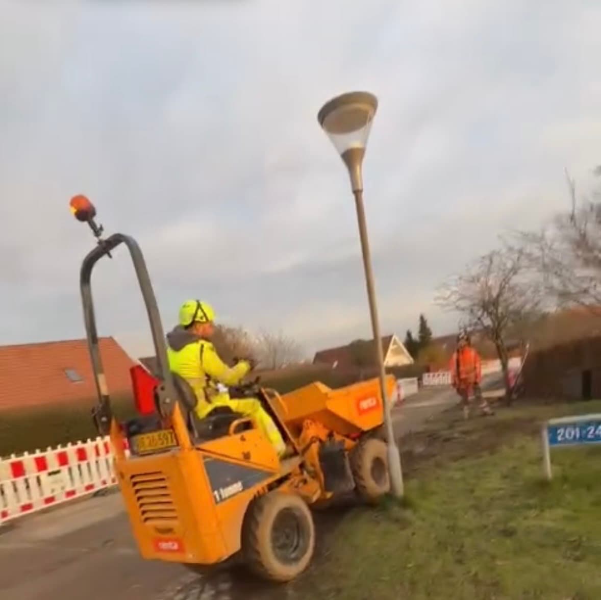 Maskinfører på kompaktdumper ved anlægsarbejde