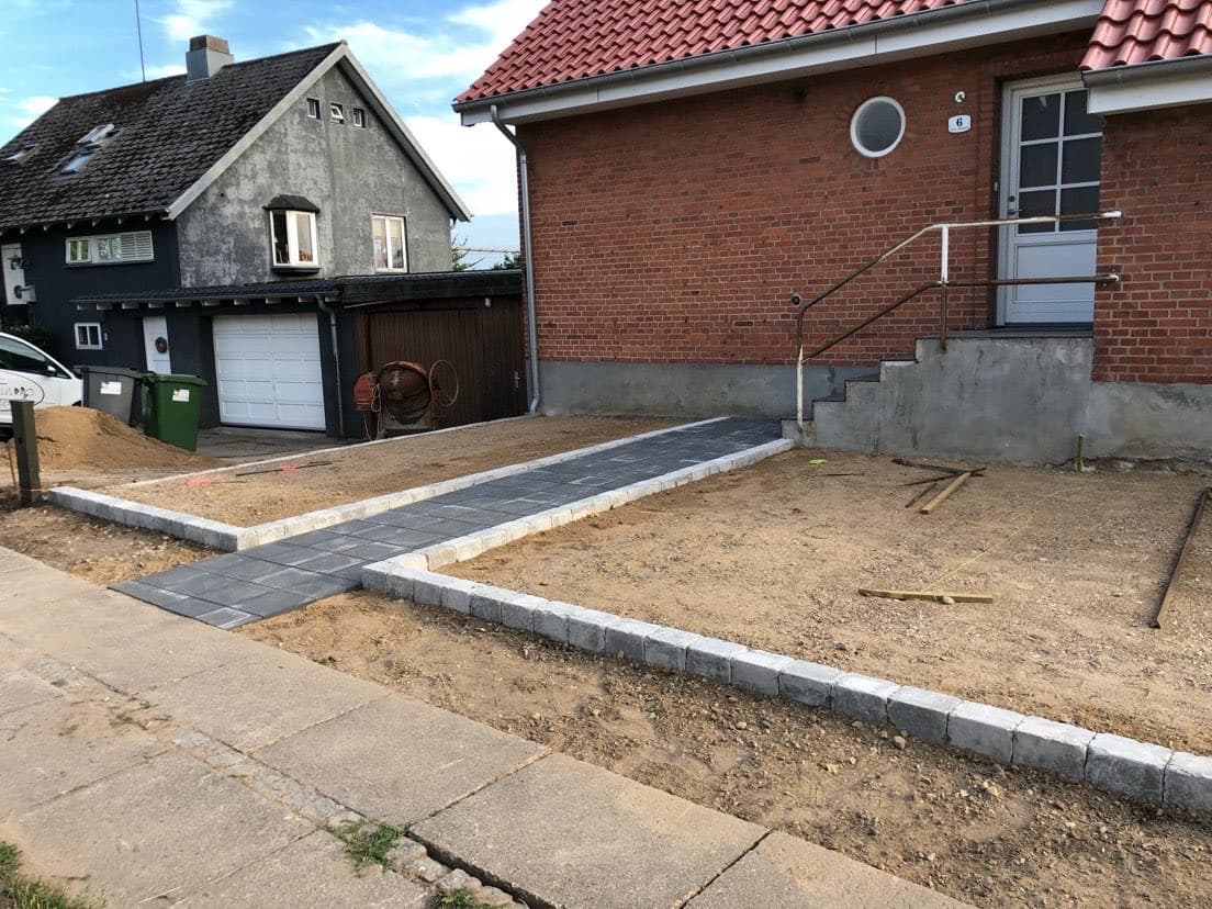 Belægning og anlæg i gang