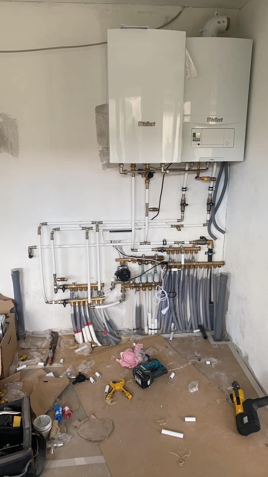 Vaillant gaskedel og komplet rørsystem